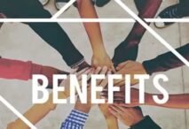 Kollegen halten Hände zusammen, darüber steht Benefits
