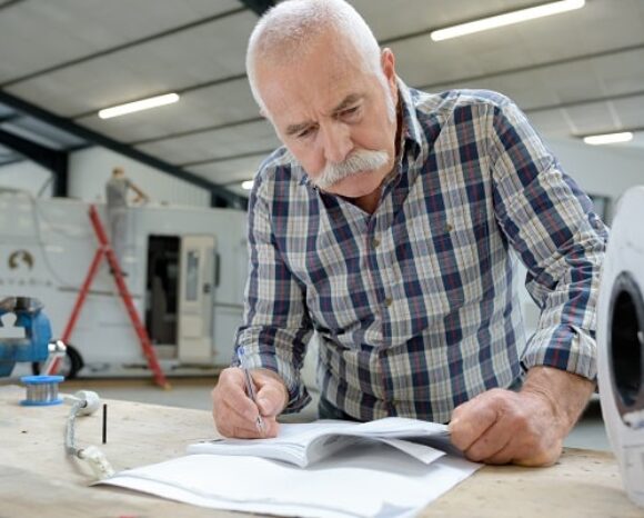 Älter Mann arbeitet