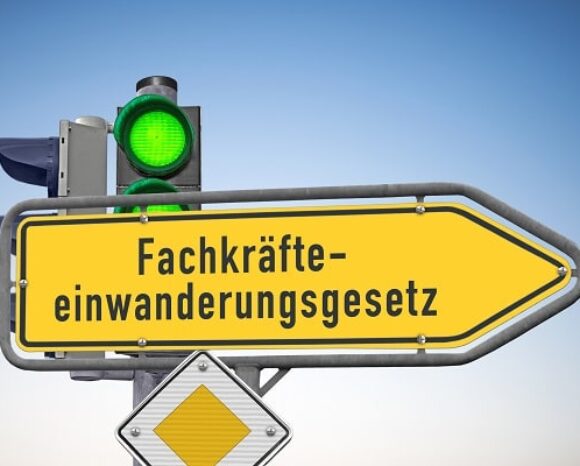 Schild mit Fachkräfteeinwanderungsgesetz