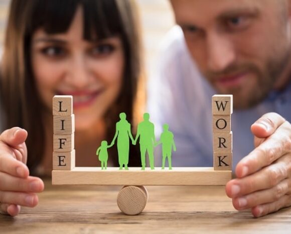 Frau und Mann halten Waage: Leben, Arbeit