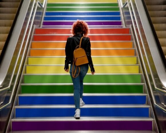 LGBTQ+-Frau auf Geschäftsreise