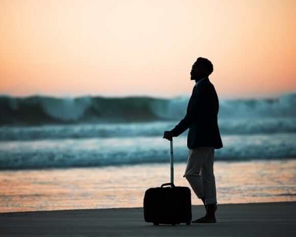 Geschäftsreise_Mann am Meer