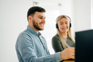 Kollegen arbeiten zusammen