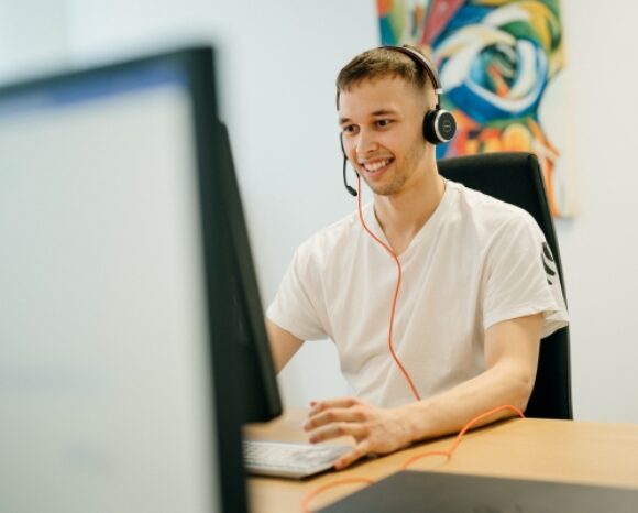 Junger Mann telefoniert über Headset