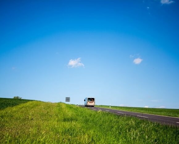 Bus fährt über Land