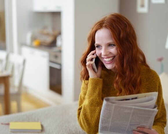 Frau hat Stellenanzeige in Zeitung gelesen und bewirbt sich
