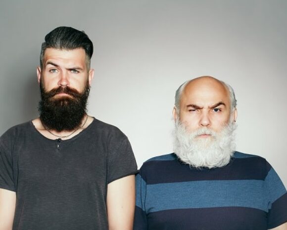 Skeptischer junger und älterer Mann