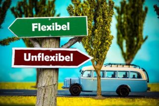 Schilder flexibel, unflexibel vor Bus