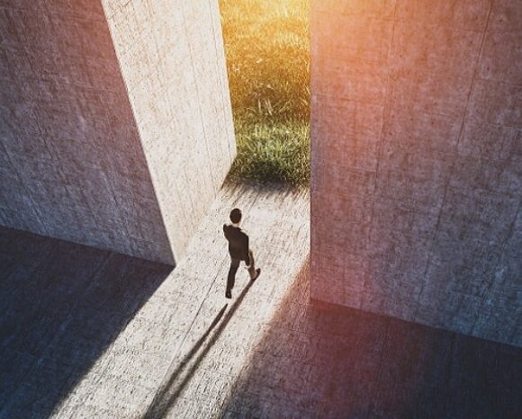 Mann geht durch Wandspalt - New Leadership