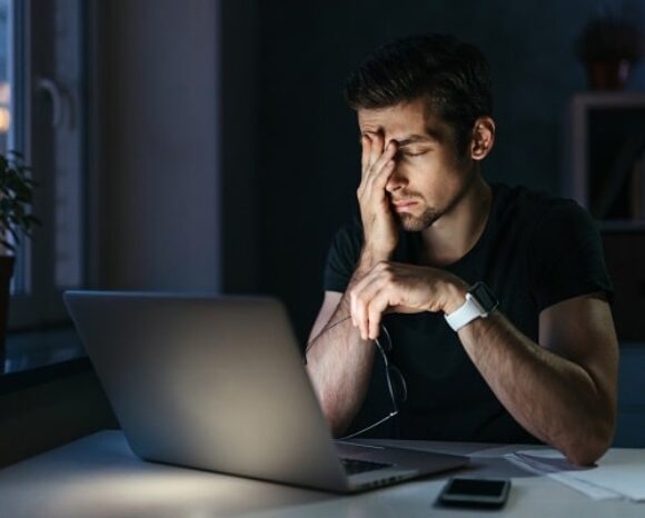 Mann macht Überstunden