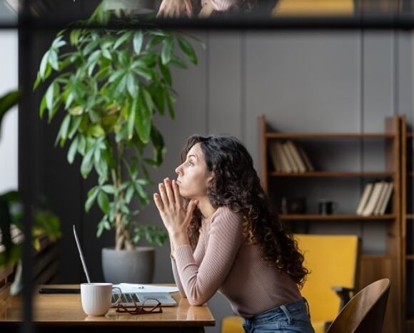 Gestresste Frau im Büro