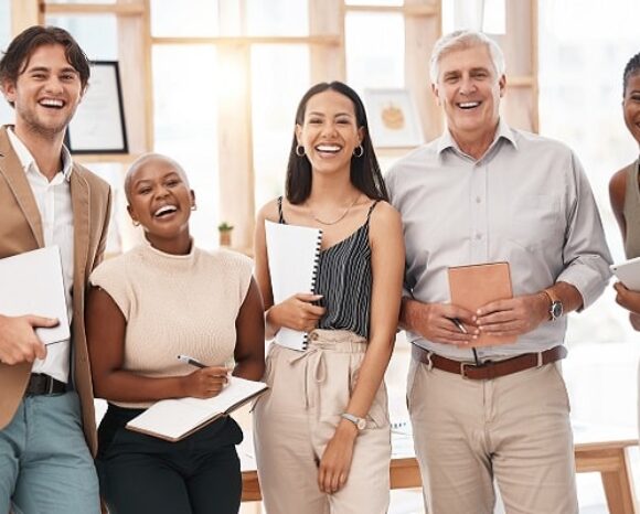 Lachende, fröhliche Mitarbeiter freuen sich über gute Unternehmenskultur