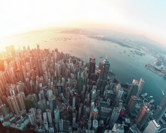 Blick von oben über eine Stadt