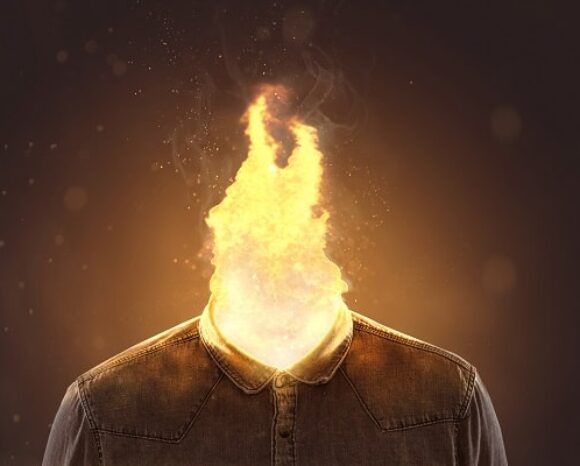 Ausgebrannter Mitarbeiter, Flammen aus dem Hemdkragen