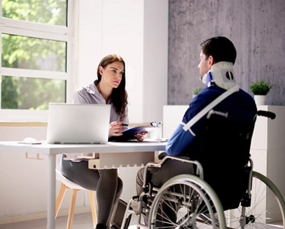 Bewerber mit Behinderung im Rollstuhl