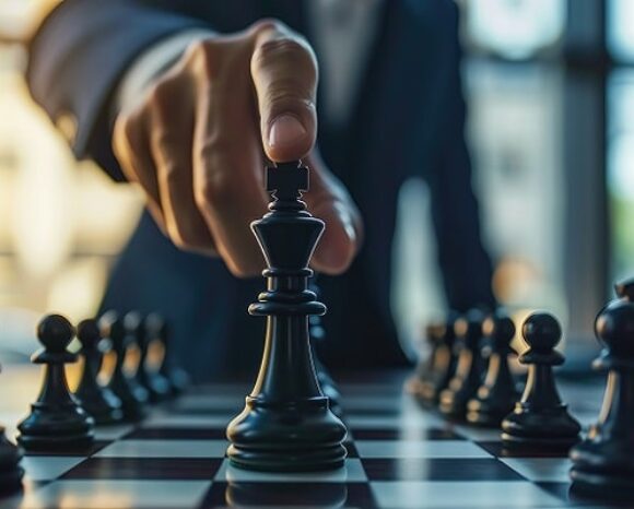 Mann macht strategischen Schachzug