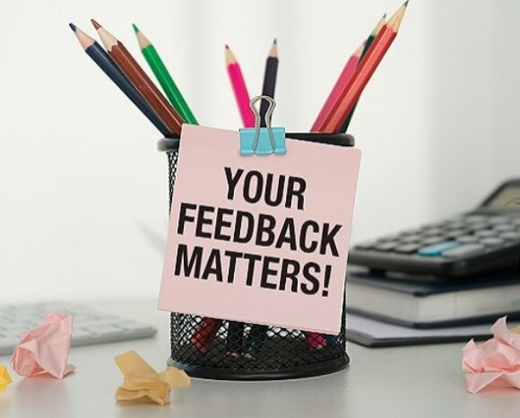 Zettel mit Your Feedback matters! am Stifteköcher