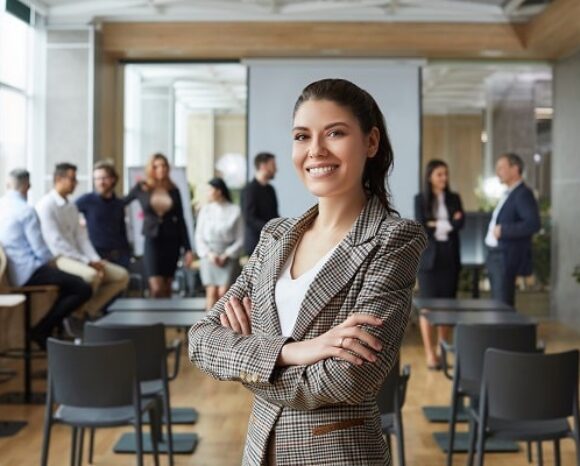 Freundliche Chefin vor ihrem Team