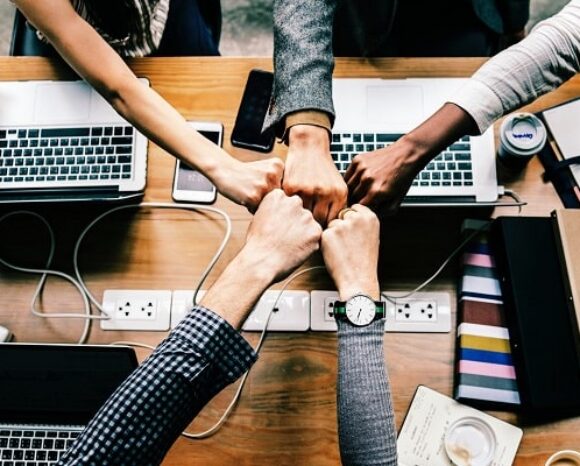Kollegen stoßen Handballen zusammen