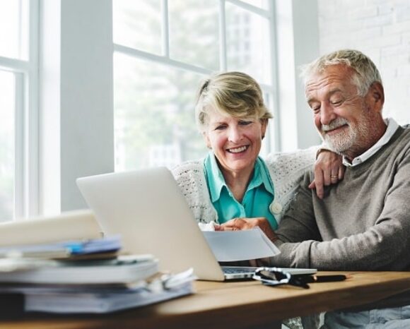 Rentnerpaar schaut sich Digitale Rentenübersicht an