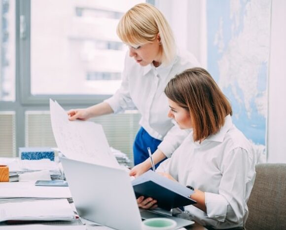 Kolleginnen erledigen administrative Aufgaben im Büro