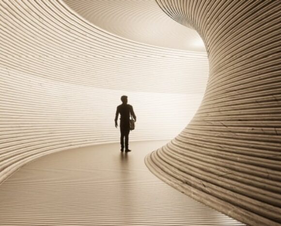 Mann geht langen Gang entlang Richtung Zukunft