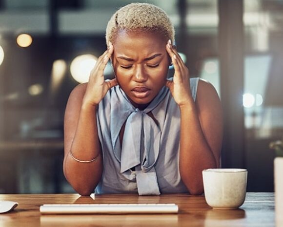 Gestresste Frau am Arbeitsplatz