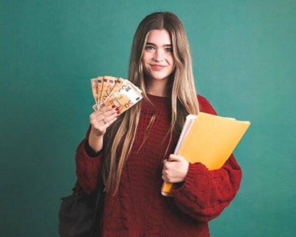 Auszubildende mit Euroscheinen in der Hand