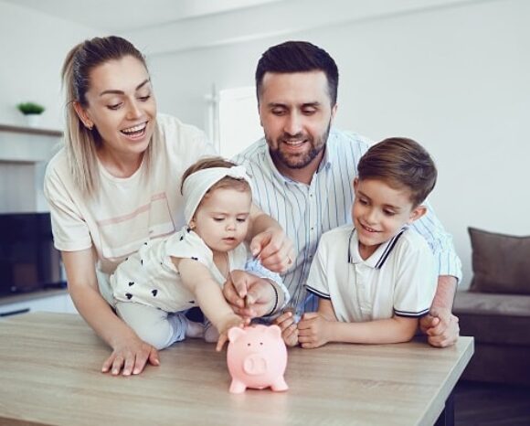 Familie freut sich über Elterngeld