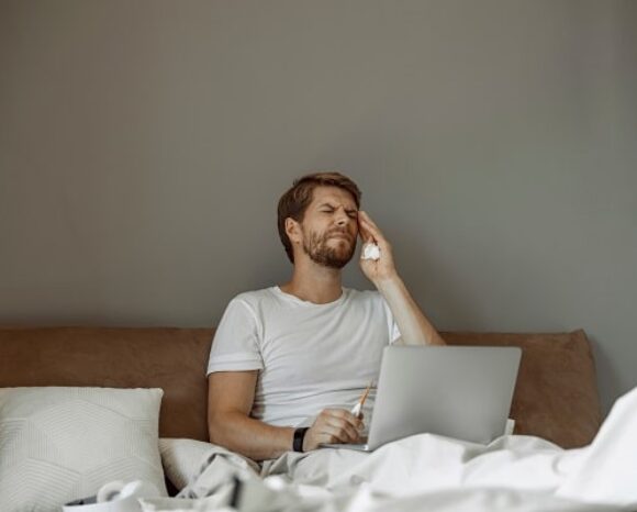 Mann isr krank im Homeoffice