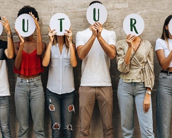 Menschen halten Schilder hoch, die das Wort "Future" ergeben