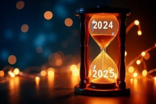 Sand läuft durch Sanduhr, von 2024 zu 2025