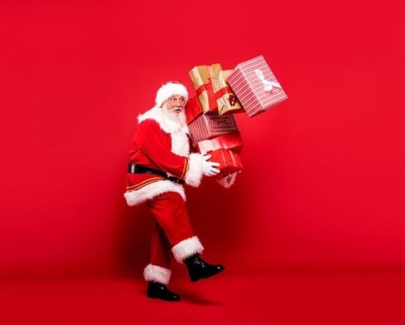 Weihnachtsmann trägt viele Geschenke