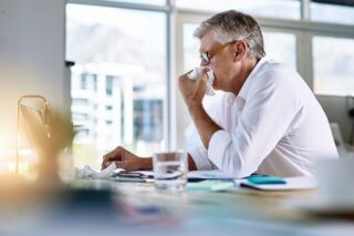 Mitarbeiter ist krank und arbeitet trotzdem