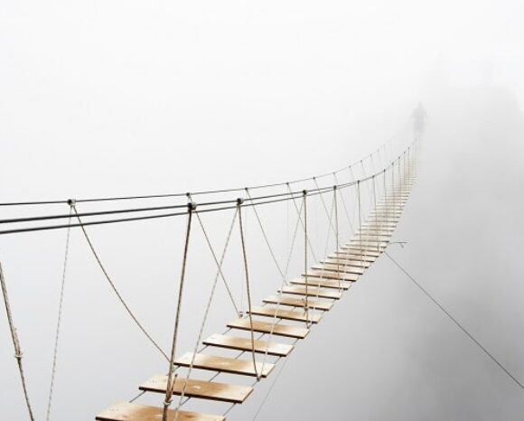 Hängebrücke im Nebel