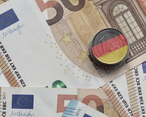 Euro in Deutschland-Farben auf Euro-Schein