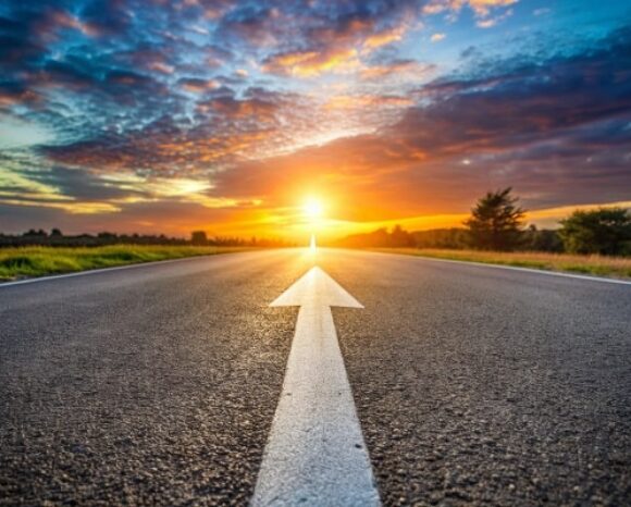 Pfeil auf der Straße zeigt nach vorne