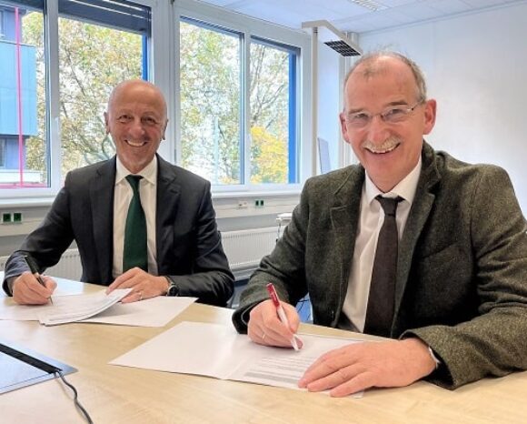 Vasilios Triadis, Vorsitzender P&I AG (links) und Dr. Johann Bizer, Vorstandsvorsitzender Dataport AöR, bei der Vertragsunterzeichnung in Hamburg.