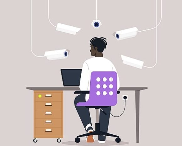 Eine Person sitzt mit einem Laptop an einem Schreibtisch, umgeben von mehreren Überwachungskameras. Sie verkörpert eine Mischung aus Technologie und Wachsamkeit. Die Szene vermittelt eine Atmosphäre ständiger Überwachung. An einer Seite des Schreibtischs befindet sich eine Schublade, und der Stuhl ist in einem auffälligen Lila gehalten.