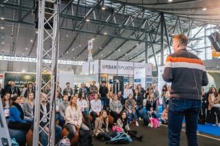 Redner spricht auf Bühne vor vielen Zuhörern auf Zukunft Personal Süd 2024