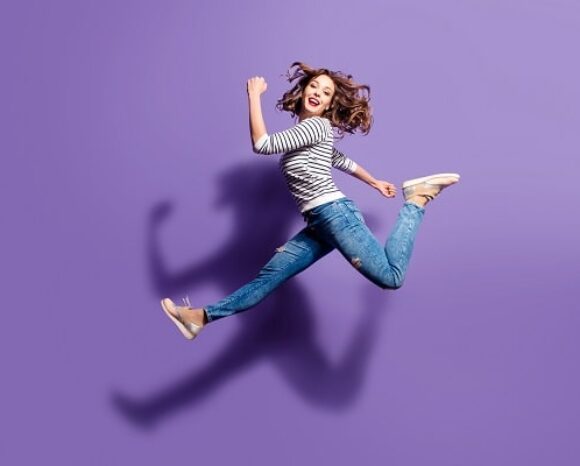 Sportlich aktive Frau fühlt sich gut dank regelmäßiger körperlicher Aktivität.