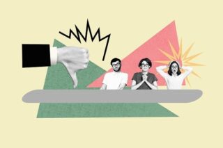 Drei Menschen sitzen am Tisch und schauen entsetzt, ein großer Daumen zeigt nach unten, weil die Unternehmen Personalprobleme haben.