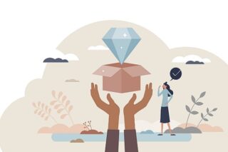 Hände heben eine Kiste hervor, aus denen ein Diamant emporsteigt
