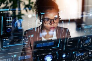 Frau arbeitet am Computer in sicheren digitalen Räumen.