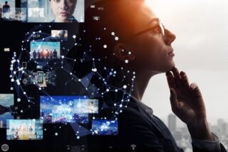 Frau schaut in den Raum und denkt über die Auslagerung der Verwaltung der digitalen Personalakte nach