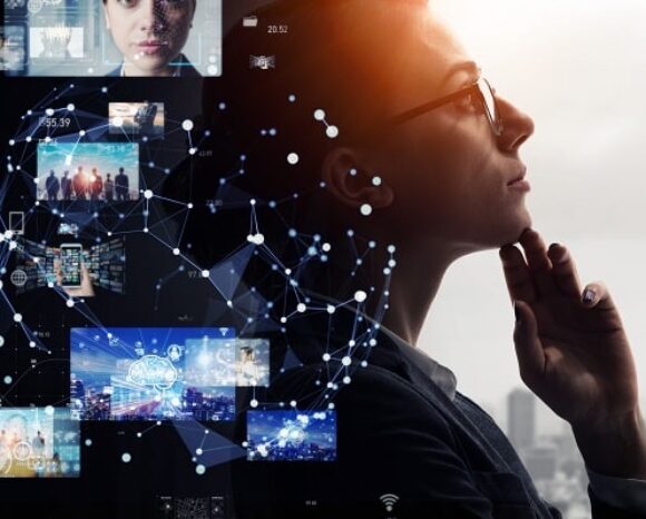 Frau schaut in den Raum und denkt über die Auslagerung der Verwaltung der digitalen Personalakte nach