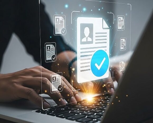 Mann nutzt bei Arbeit am Laptop KI bei der Digitalen Personalakte