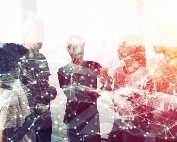 Menschen unterhalten sich in einem Netzwerk.