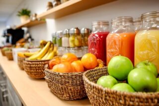 Obstkörbe und Säfte in Büroküche