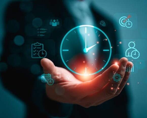 Mann hält digitale Uhr in den Händen, Zeitwirtschafts-Symbole befinden sich rundherum